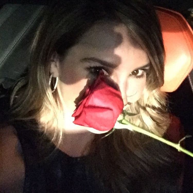 Desde el día de San Valentín, Elizabeth ha estado de lo más romántica y enamorada. Así presumió el regalo que recibió.