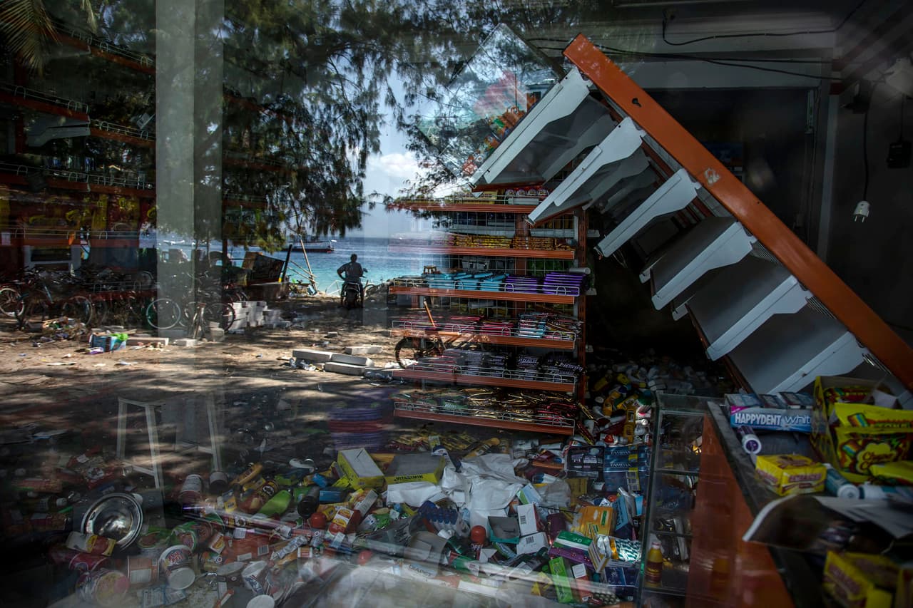 Cientos de organizaciones comunitarias cooperan en Lombok en la asistencia de los damnificados, que en muchos casos lo han perdido todo.