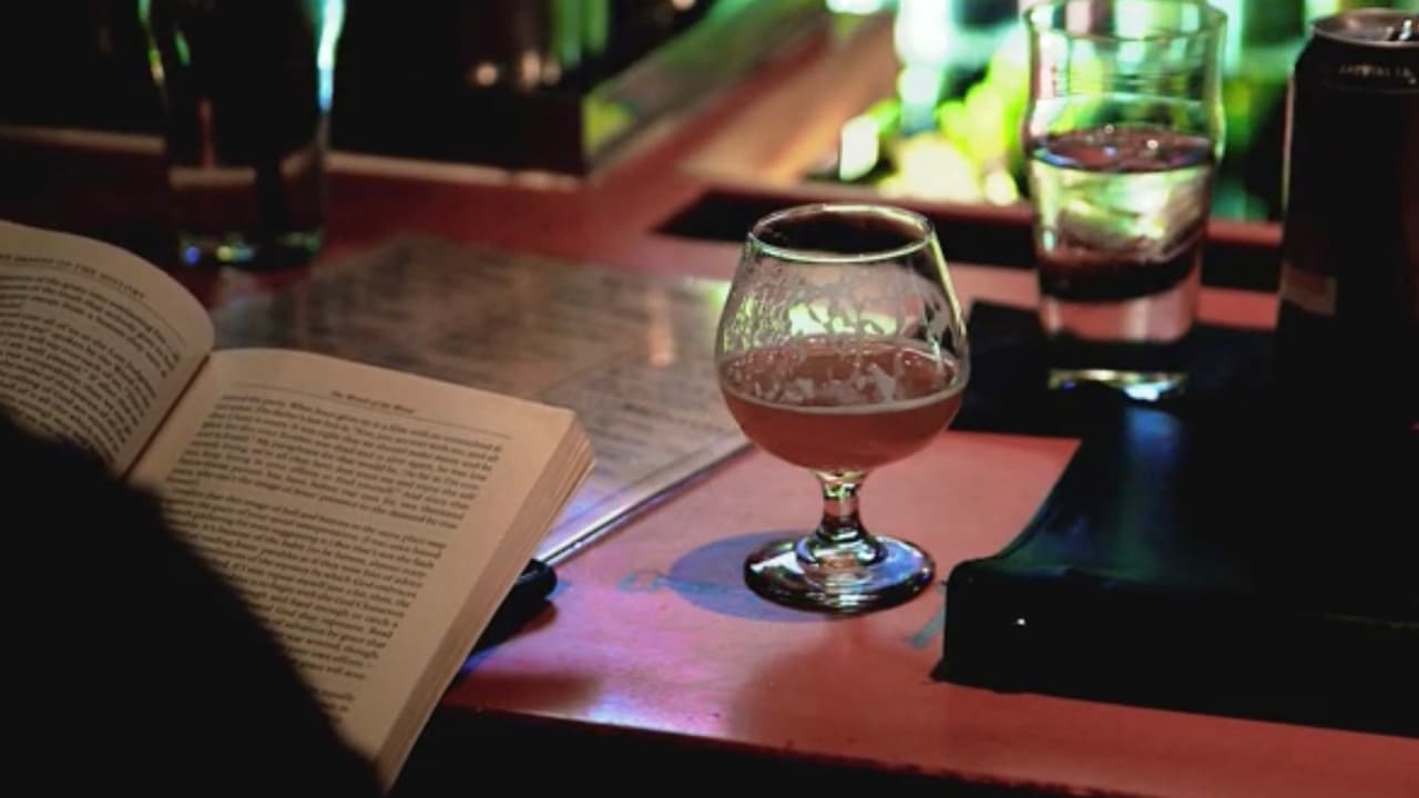 Aunque no podemos tener plena certeza de que un trago que recibimos es seguro, sí podemos tomar ciertas precauciones para evitar que le pongan algo.