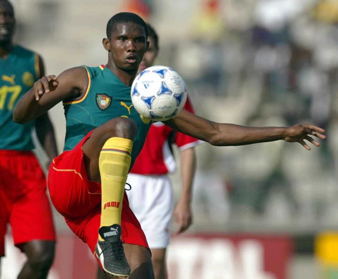 Pero con Camerún era otra cosa: en el 2000 obtuvo la medalla dorada de los Juegos Olímpicos de Sidney venciendo a Chile de Iván Zamorano y a la España de Carles Puyol.