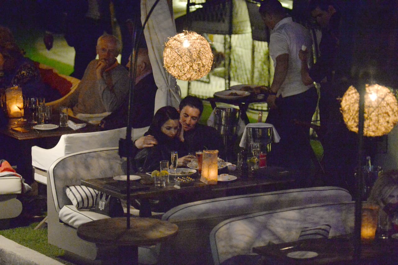 Adriana Lima rompió con el receptor de New England Patriots Julian Edelman hace sólo una semana. Sin embargo, se le vio besándose en un restaurante con el chico malo de los muchachos de Nueva York Mitch, Matt Harvey. Estas son las primeras fotos de la nueva pareja. La pareja llegó en yate y cenaron y tomaron champán por horas en el River Yacht Club el 15 de marzo de 2017, en Miami, Florida.