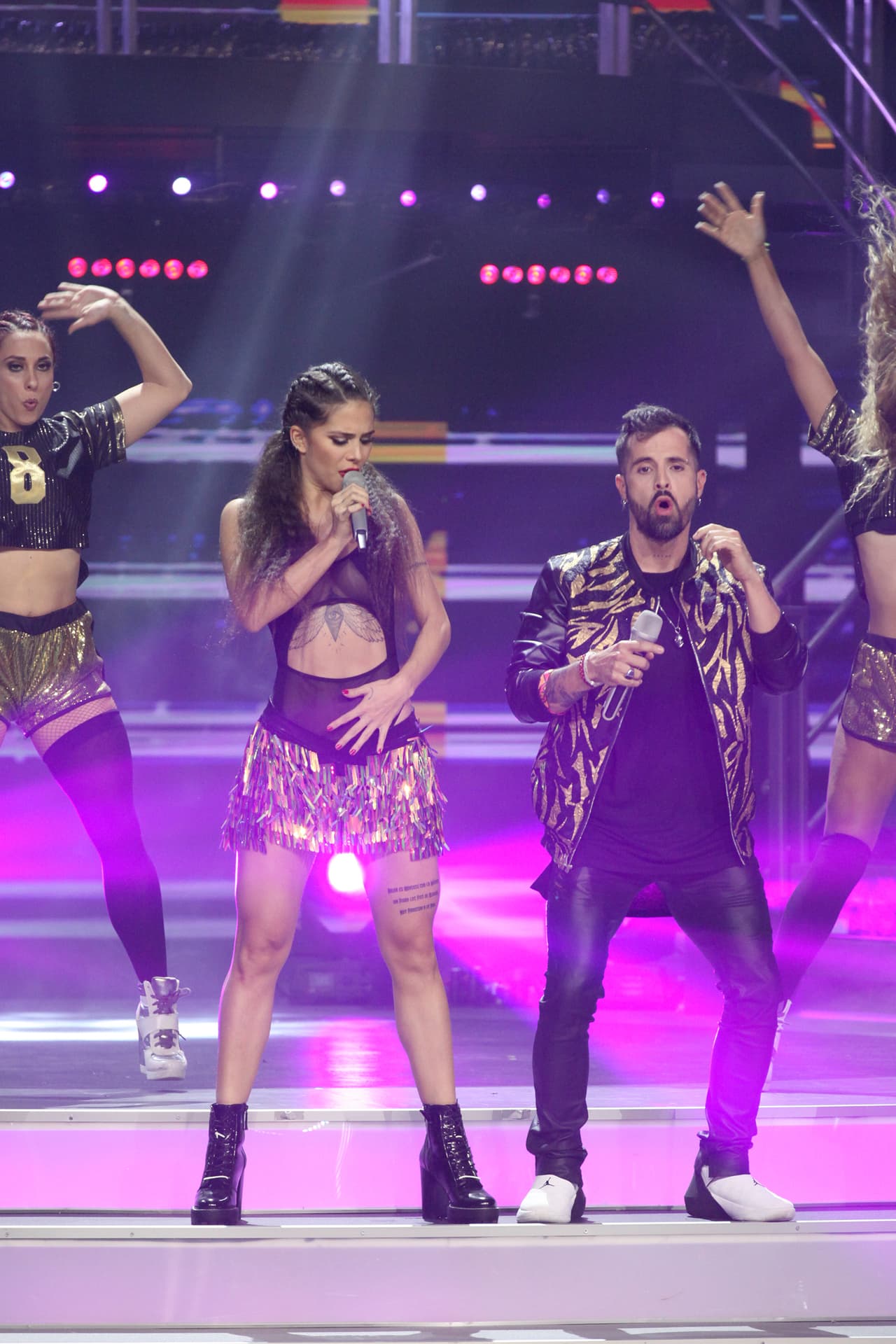 Su primer beso ocurrió a partir de un juego. En su primera cita, debían cerrar cerrar los ojos cada vez que alguno dijera 'ya' en la conversación, quien no lo hacía se llevaba un castigo: "un besito.
<a href="https://www.univision.com/shows/mira-quien-baila/greeicy-rendon-y-mike-bahia-su-historia-de-amor-enfrenta-la-amenaza-de-una-separacion" target="_blank">Primero fueron besitos en la mejilla, pero después fueron besitos más sabrosos</a>”,
<b> </b>contó la cantante.
<br>