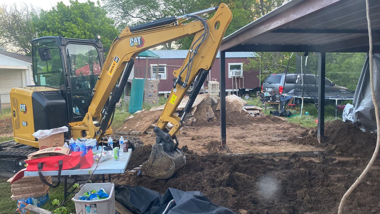 Con ayuda de 
<b>herramientas, equipo pesado y hasta un pequeño tractor</b>, las autoridades regresaron la tarde de este lunes a la casa de la familia de Noel para 
<b>continuar la investigación “bajo tierra”</b>. Agentes rompieron gran parte de la placa de concreto. El jefe de la policía de Everman reveló que 
<b>existían rastros sobre posibles anomalías en la construcción</b>.