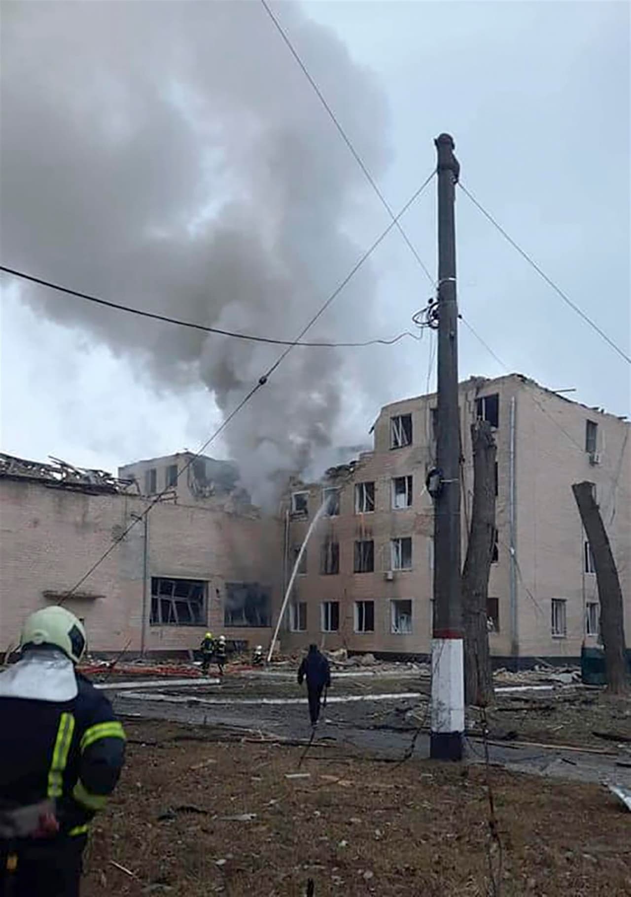 El Ministerio del Interior de Ucrania mostró imágenes de instalaciones militares en Kiev alcanzadas por el fuego ruso. Equipos de prensa 
<a href="http://uni.vi/vLKF103qp1y" target="_blank"><b>reportaron explosiones</b></a>
<b> tanto en la capital ucraniana como en otras partes del país</b>.
<br>