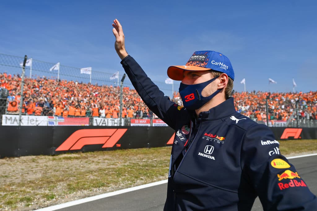 Max Verstappen se lleva el Gran Premio de Holanda y triunfa en su casa ante su público y, además, vuelve a la cima de la Formula 1. El podio fue compartido con Lewis Hamilton y Valtteri Bottas de Mercedes Benz en segunda y tercera posición, respectivamente. El mexicano Sergio Pérez quedó en octava posición.