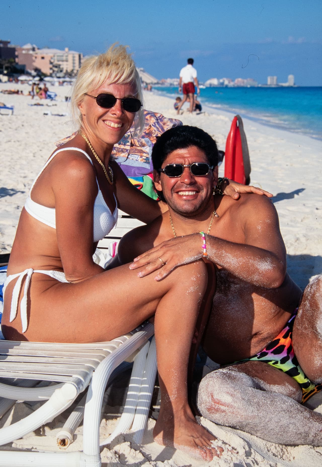 Y bueno, un tiempo con quien entonces era su esposa, Claudia, en aquella sesión comercial que hizo el Diego en Cancún.