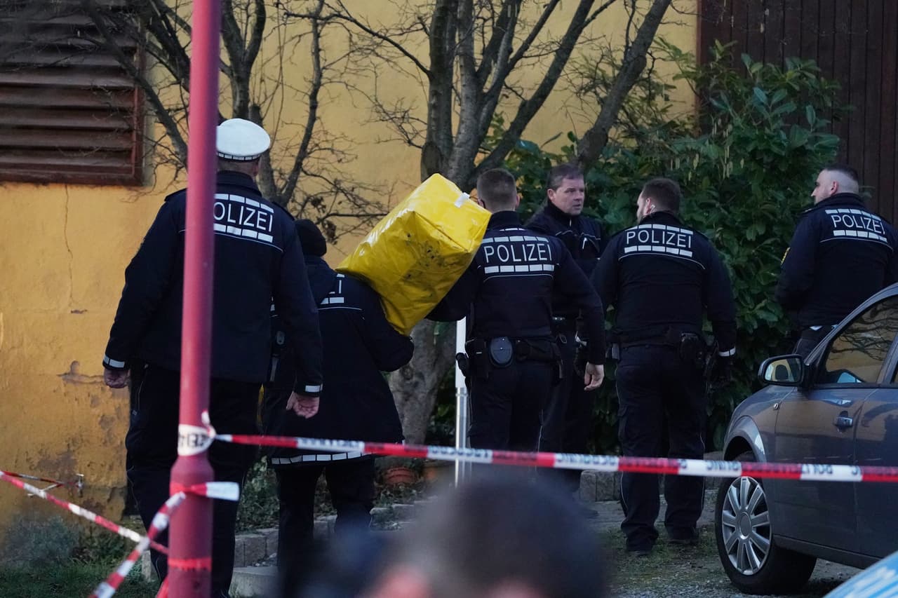 Agentes de policía este 24 de enero de 2020 en Rot am See, cerca de Crailsheim, Alemania luego de que un hombre abriera fuego matando al menos a seis e hiriendo a dos.