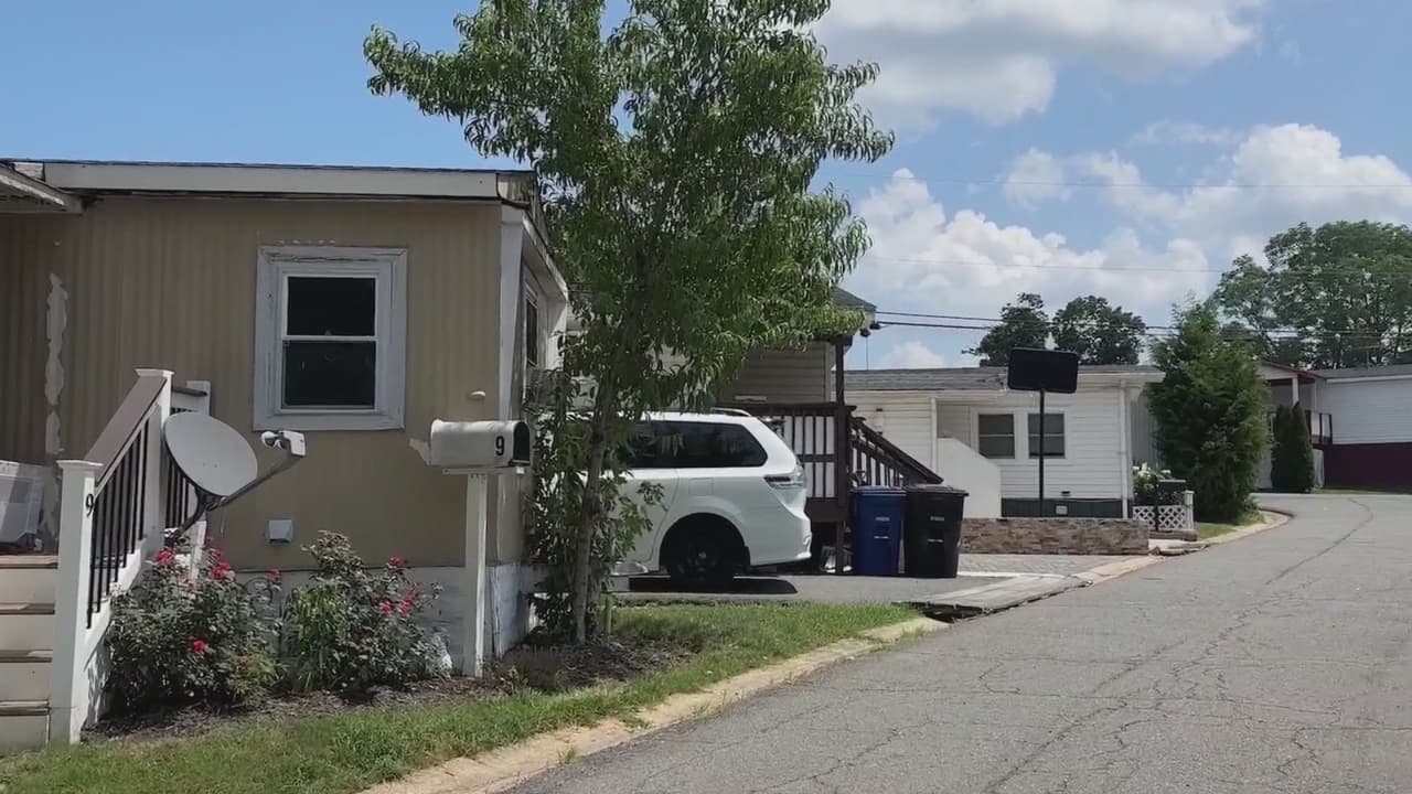 “Somos de bajos recursos”: hispanos enfrentan desalojo por cambio de dueño en casas móviles de Virginia