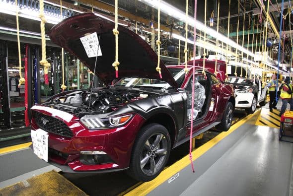 Ford inició la producción de la nueva generación del Mustang en la planta de Flat Rock, en el Estado de Michigan, Estados Unidos, este vehículo se comercializará en 120 países. Ford indicó que el inicio de la fabricación de la sexta generación de este vehículo representa un hito para la compañía y explicó que este auto se producirá también con volante a la derecha, lo que permitirá su venta en 25 mercados adicionales. En cuanto a precios, el Mustang 2015 se comercializará desde los $24,425 y hasta los $42,425 con tres diferentes motorizaciones. La versión base utilizará el V6 de 304 caballos de fuerza, pasando por el EcoBoost de cuatro cilindros con 314 para tener como tope de gama al GT con el motor V8 de 5.0 litros con 441 caballos de fuerza.