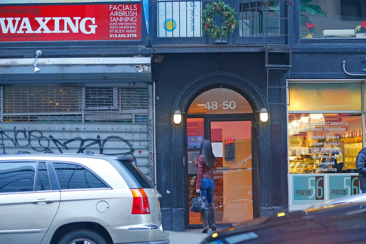 La modelo esperó a que le abrieran la puerta.