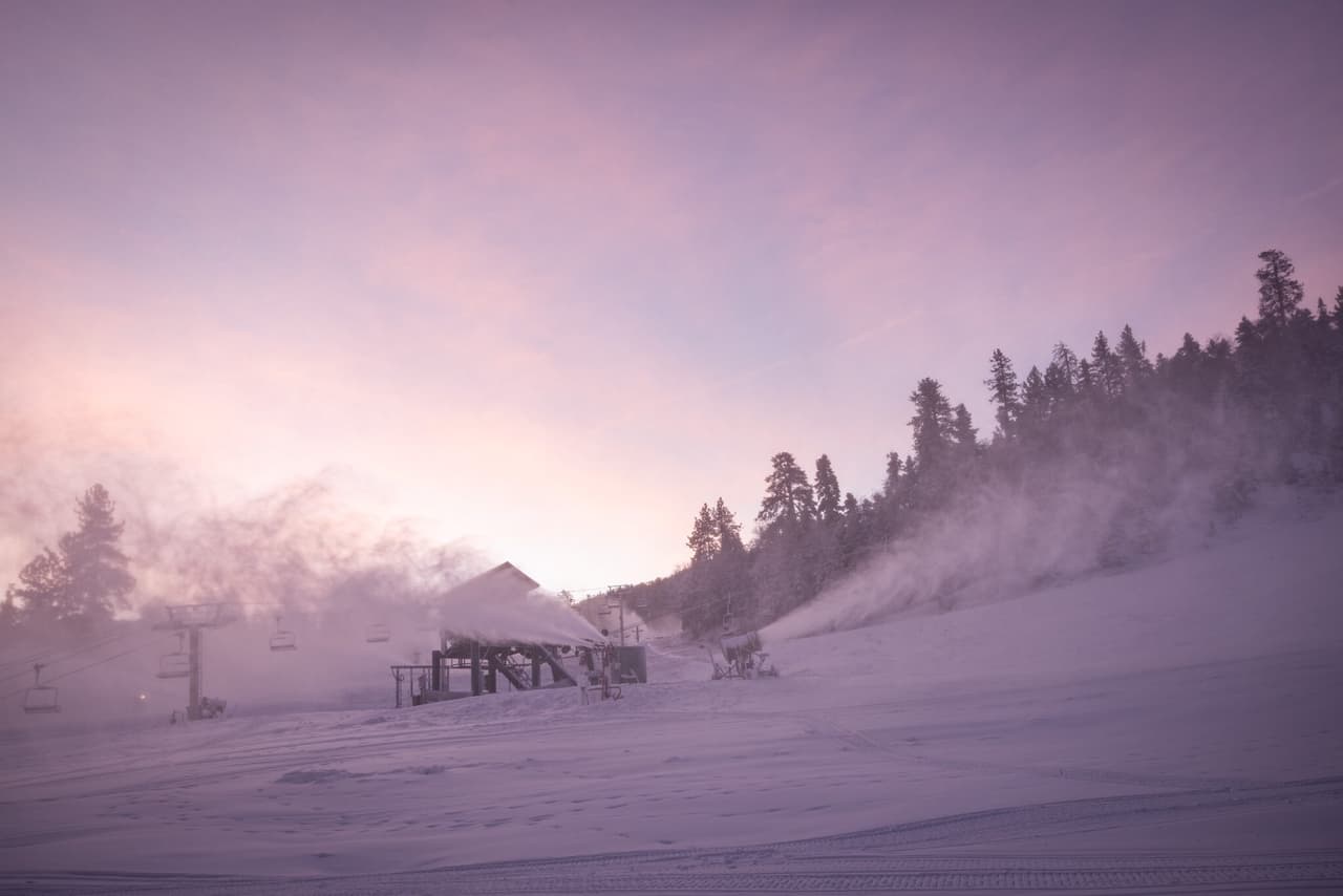 <b>Woollys Tube Park Snow Play:</b>
<br>La zona de toboganes está creada para la diversión de niños de todas las edades. Visita su
<a href="https://www.mammothmountain.com/winter-activities/woolly's-tube-park" target="_blank">página web</a> para más información.
<b>Dirección</b>: 9000 Minaret Rd #200, Mammoth Lakes, CA 93546.