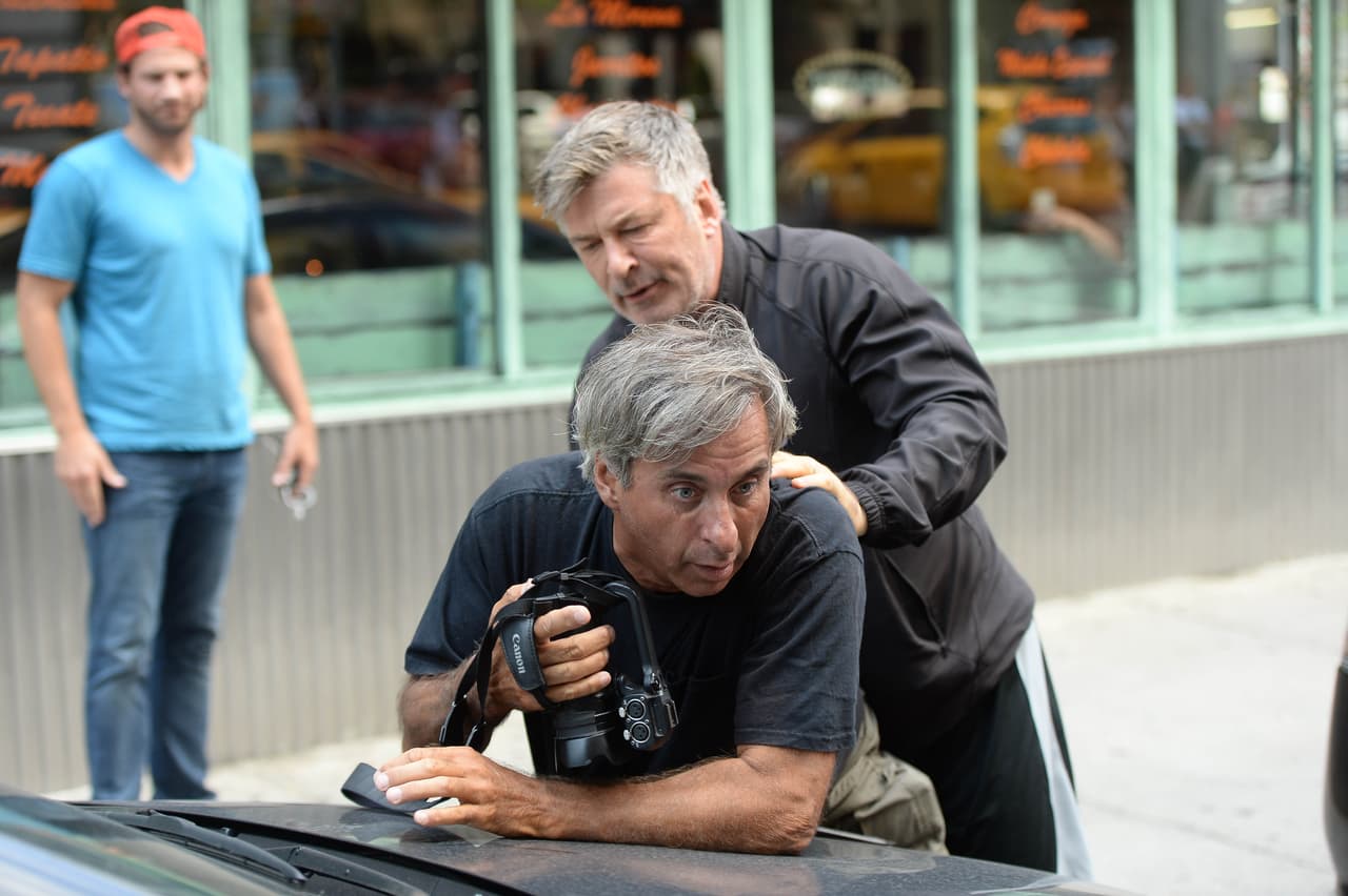 El momento era captado por otros fotógrafos alrededor. ¡Alec estaba furioso!