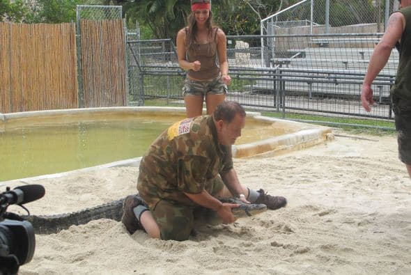 Y hasta se puso encima de él para que se mantuviera quieto.