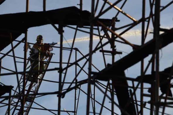 Así quedó el complejo de apartamentos de siete pisos. Dos de ellos de concreto y otros cinco de madera. Detalles de este reporte aquí