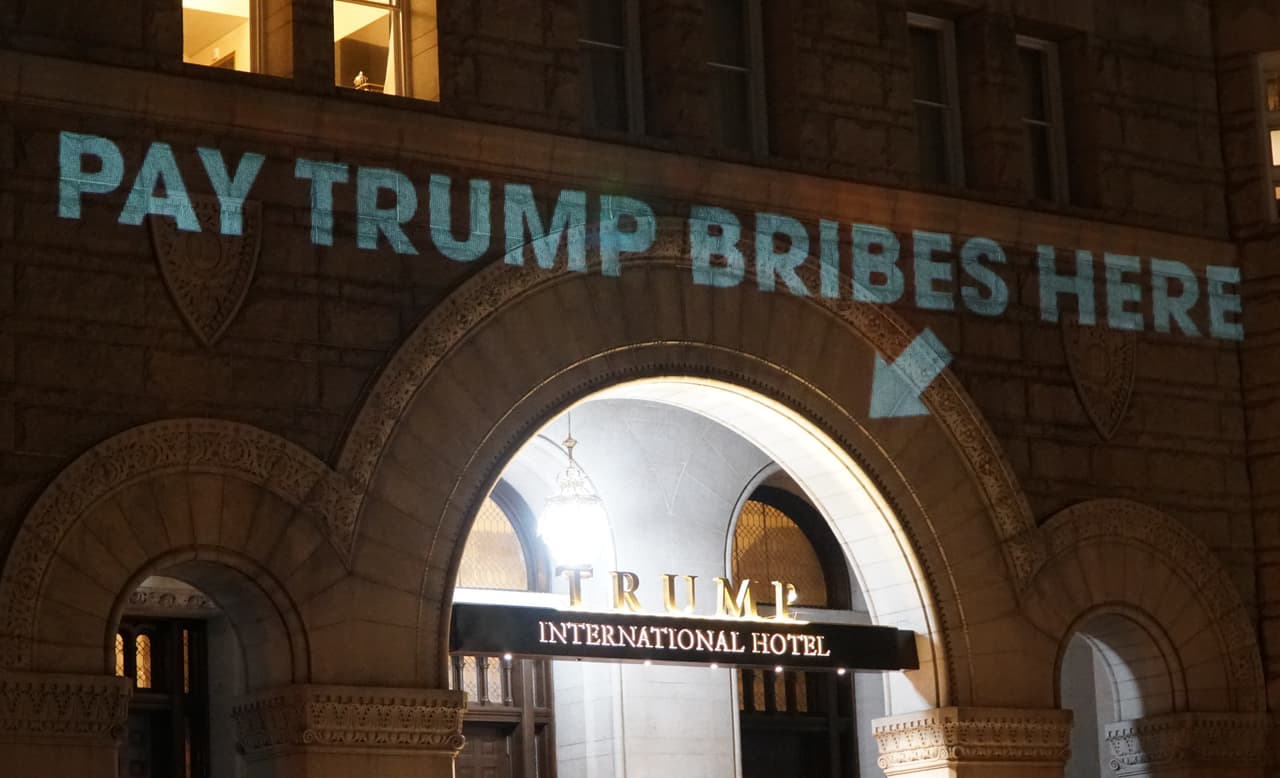 “Pague sus sobornos aquí’: el mensaje que fue proyectado en el hotel de Trump en Washington DC