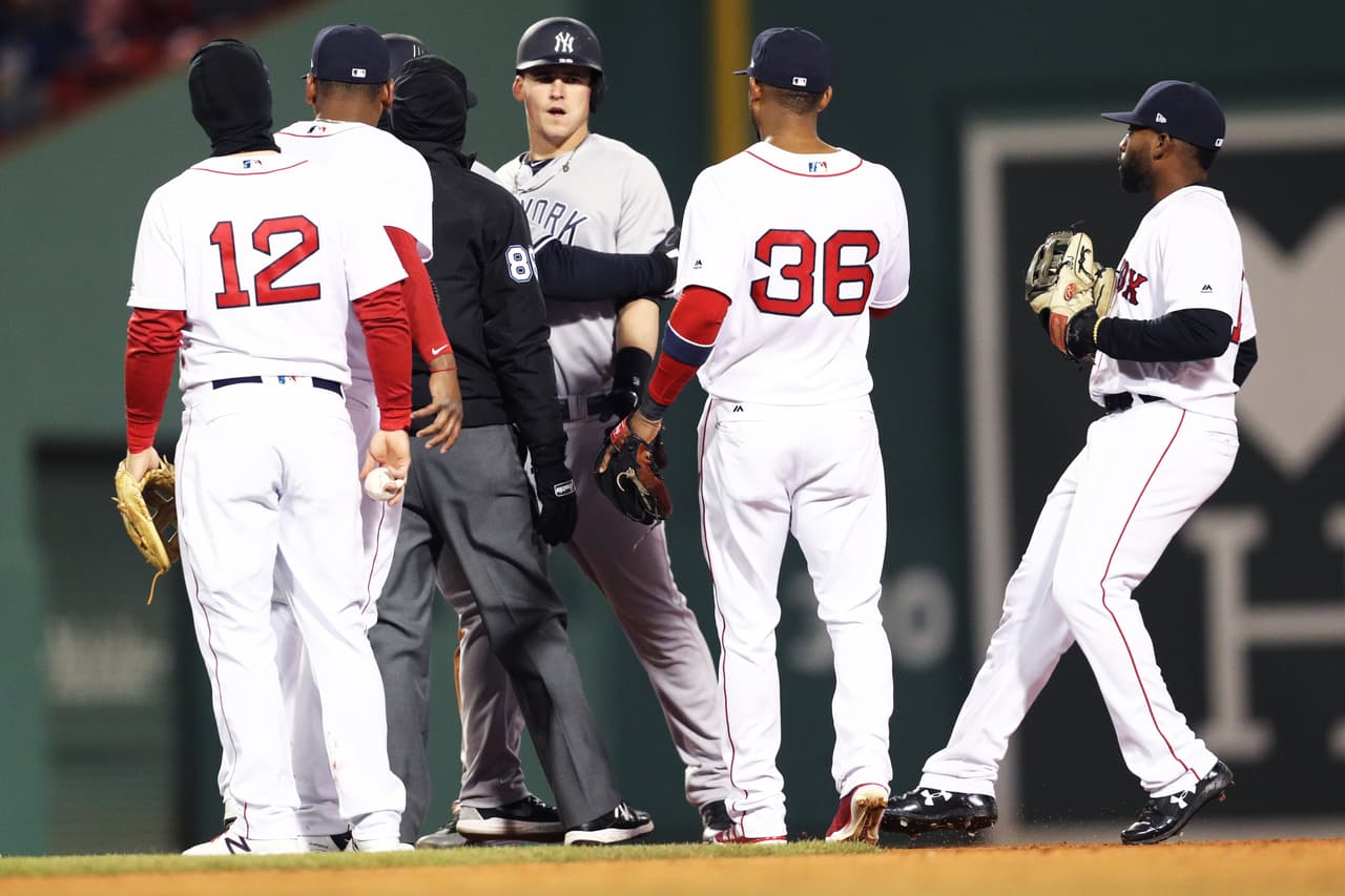 Al final Tyler Austin era el más caliente de todos pues acabó con un buen golpe en la mejilla izquierda tras la pelea.