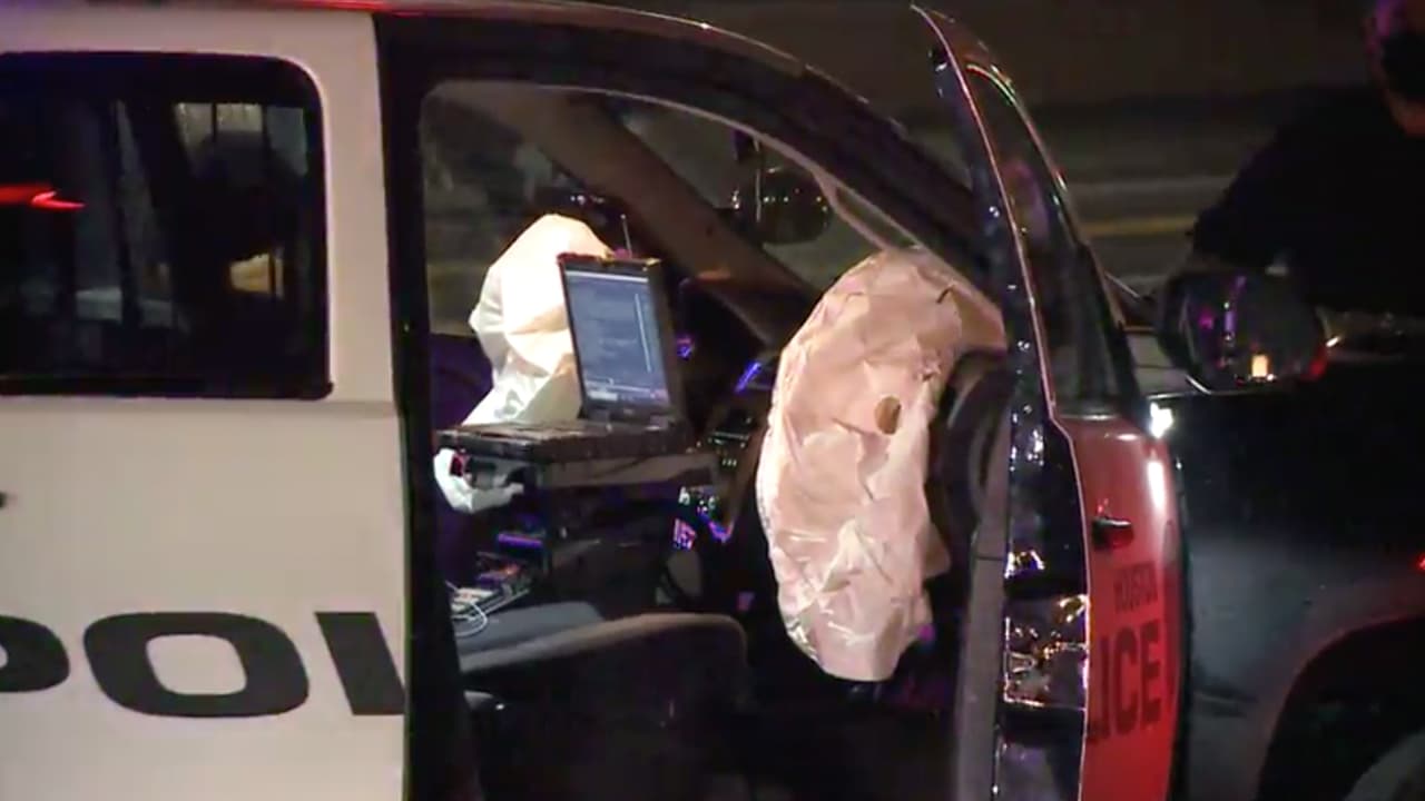 En ese momento circulaba una patrulla de la policía de Houston que se estrelló contra el costado del coche.