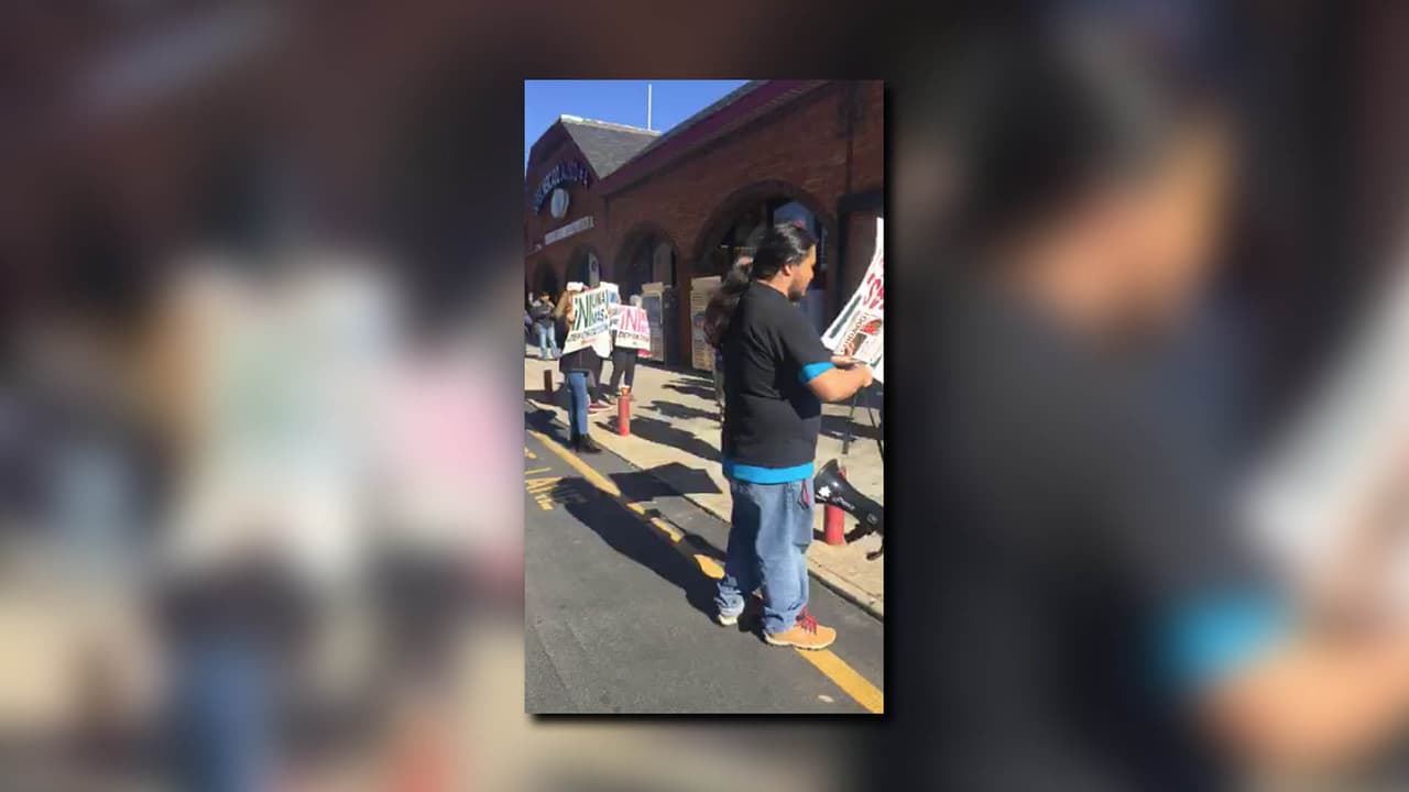 A las afueras del supermercado en Norcross llegaron activistas proinmigrantes.