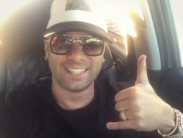 Wisin hasta en el tránsito nos contagia su buen humor.