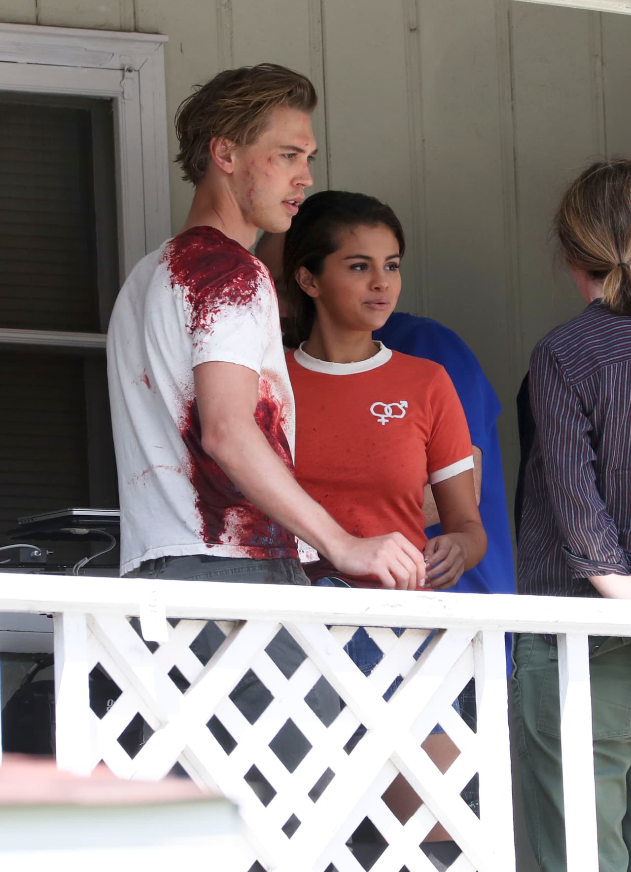 La estrella comparte cámaras (y ropas repleta de sangre falsa) con el actor
<b>Austin Butler</b>, de 26 años. Ambos aprovecharon algunos ratos libres para ofrecer autógrafos y compartir con algunos fanáticos que se acercaron al lugar.