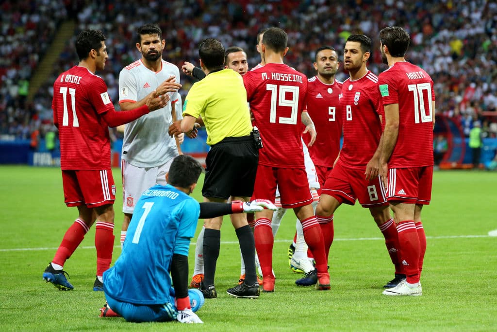 Parte de la desesperación de los españoles , un pistón que le aplicó el delantero Diego Costa al arquero Beriranvand, se presentó un conato de bronca.