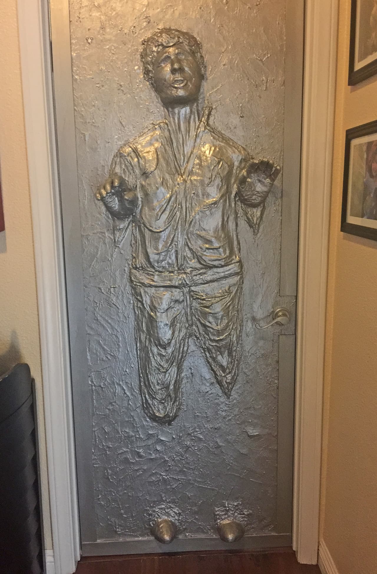 Su esposo, Chris, comparte su amor por Disney: ¡tanto que incluso su anillo de compromiso lo revela!