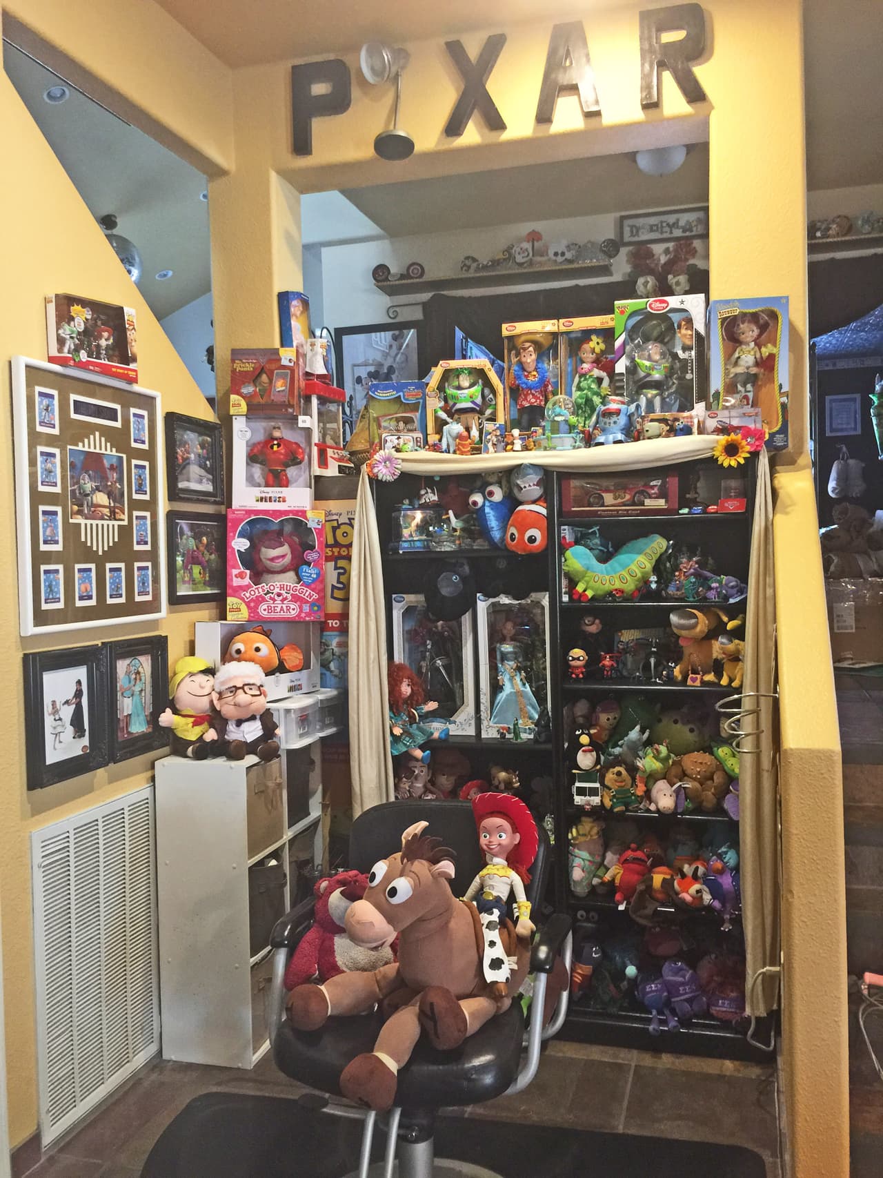 Sus hijos, Noelle, Landon y Avalon aman Disney tanto o más que ella misma. Gracias a esto, ha sido fácil hacer que su casa se encuentre plagada de artículos de Disney: ¡con casi cien mil dólares de productos!