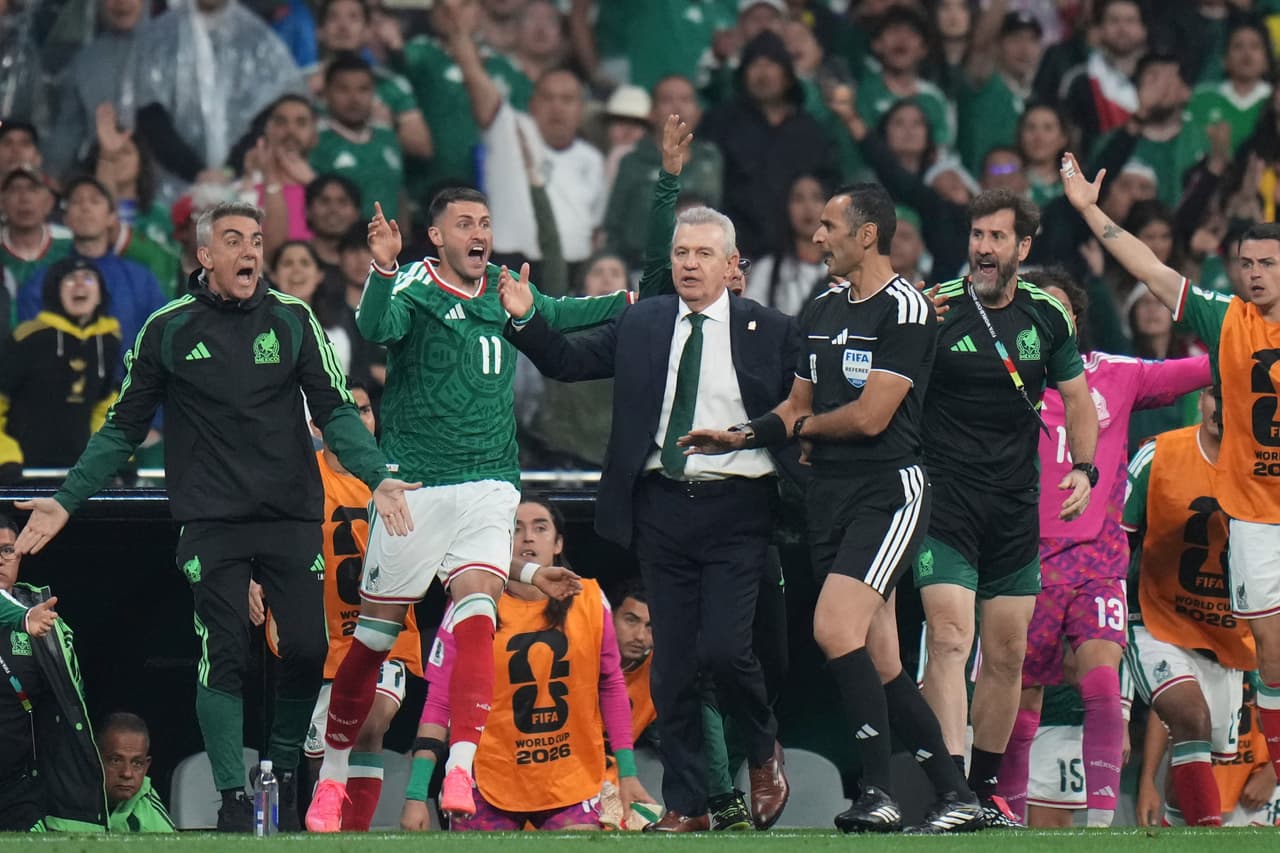 El entrenador de la selección de México, Javier Aguirre, reacciona durante el partido de dieciseisavos de final de la Copa del Mundo entre México y Ecuador en Ciudad de México, el martes 30 de junio de 2026.