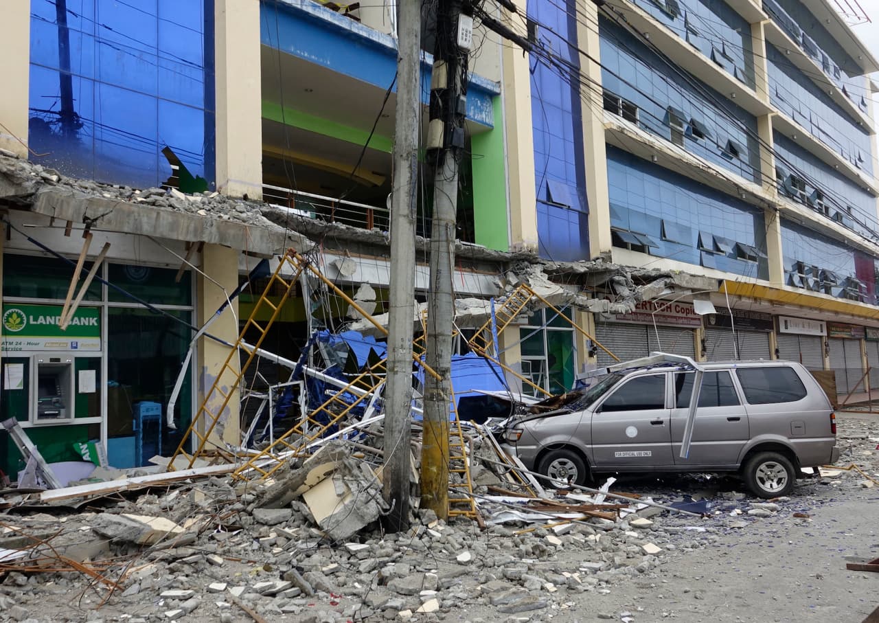 Casi 100 réplicas se hicieron notar tras el sismo, indicaron funcionarios. Los centros de evacuación acogieron a muchos vecinos durante la noche, pero muchos volvieron a sus casas el sábado, indicó la secretaria de Servicios Sociales, Judy Taguiwalo