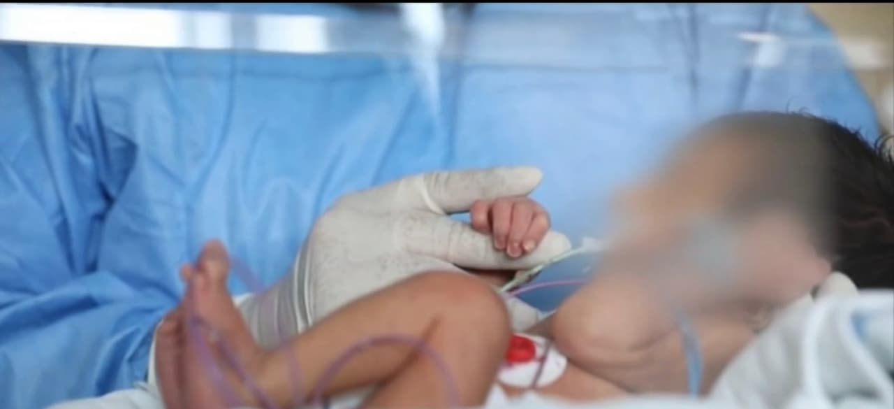 Ahora la policía se encuentra en la búsqueda del cómplice de la imputada, mientras se analiza lo que pasará con el bebé, quien está solo en este mundo, 
<b>debido a que del padre o de la familia de la víctima no se tiene noticia alguna. </b>
<br>