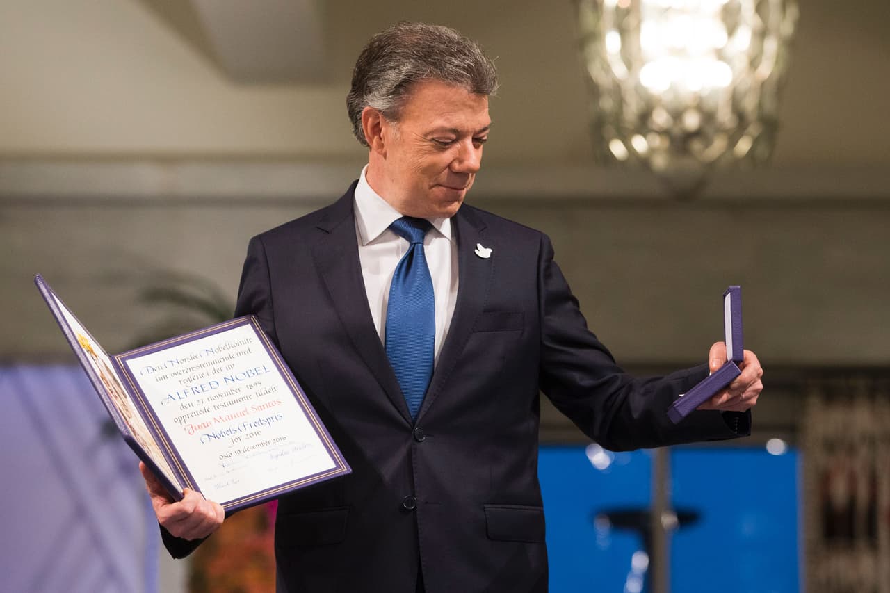 El 10 de diciembre, el presidente colombiano 
<b><a href="http://www.univision.com/noticias/proceso-de-paz/santos-al-recibir-el-nobel-de-la-paz-la-guerra-que-causo-tanto-sufrimiento-ha-terminado">Juan Manuel Santos recibió el premio Nobel de la Paz</a> </b>por sus esfuerzos para lograr la paz con las guerrilleras Fuerzas Armadas Revolucionarias de Colombia (FARC). Durante la ceremonia celebrada en Oslo, Santos dijo que el reconocimiento "fue como un regalo del cielo y un enorme impulso" para renegociar el acuerdo que fue rechazado por los colombianos en el plebiscito del 2 de octubre.