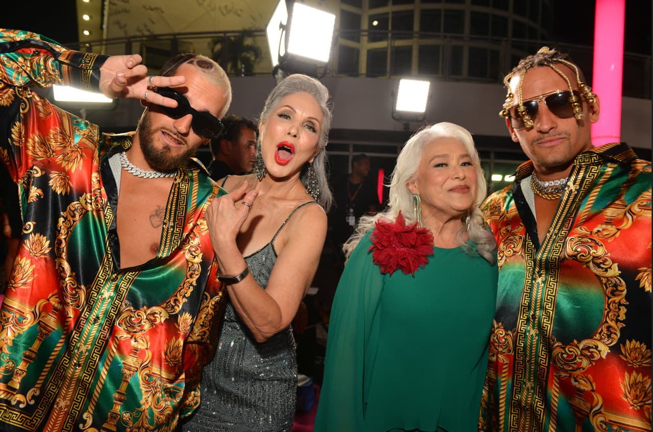 <b>Mau y Ricky </b>llegaron muy coloridos al gran evento.