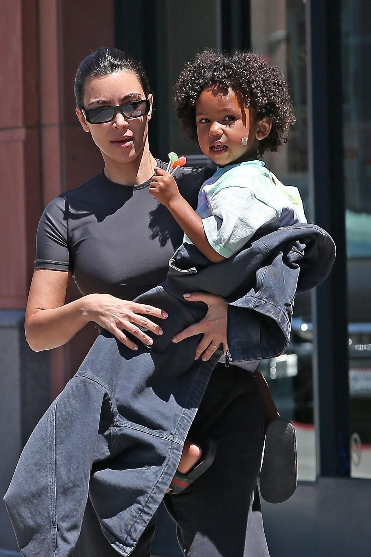 Para celebrarlo, Kim compartió en sus redes sociales una foto del pequeño y un tierno mensaje. Mencionó además cómo le responde su hijo cada vez que le dice "dulce Sainty".