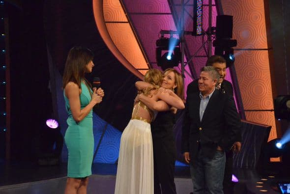 Fransuá no pudo contener su emoción y corrió a abrazar a sus padres quienes estaban felices de verla triunfando.