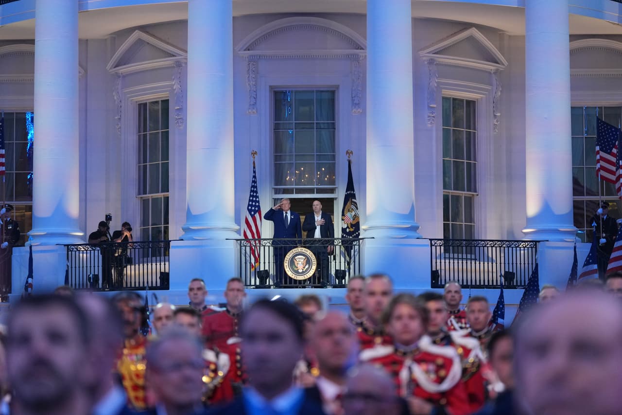 El presidente y Dana White permanecen en el balcón del Salón Azul durante el himno nacional en el evento UFC Freedom 250.