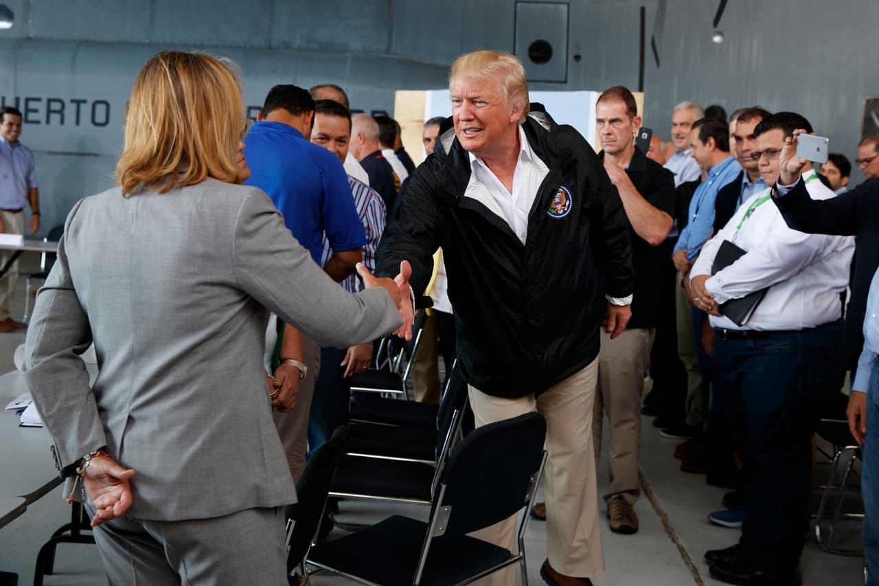 Saludó a la alcaldesa de San Juan, Carmen Yulín Cruz, con quien mantuvo una polémica pública por las críticas que la funcionaria hizo por la lentitud e ineficiencia de la respuesta del gobierno federal a la emergencia. Trump tenía
<b> previsto pasar unas cinco horas en la isla </b>para ser informado de la marcha de las labores de reconstrucción de las infraestructuras y los servicios tras el paso de María.