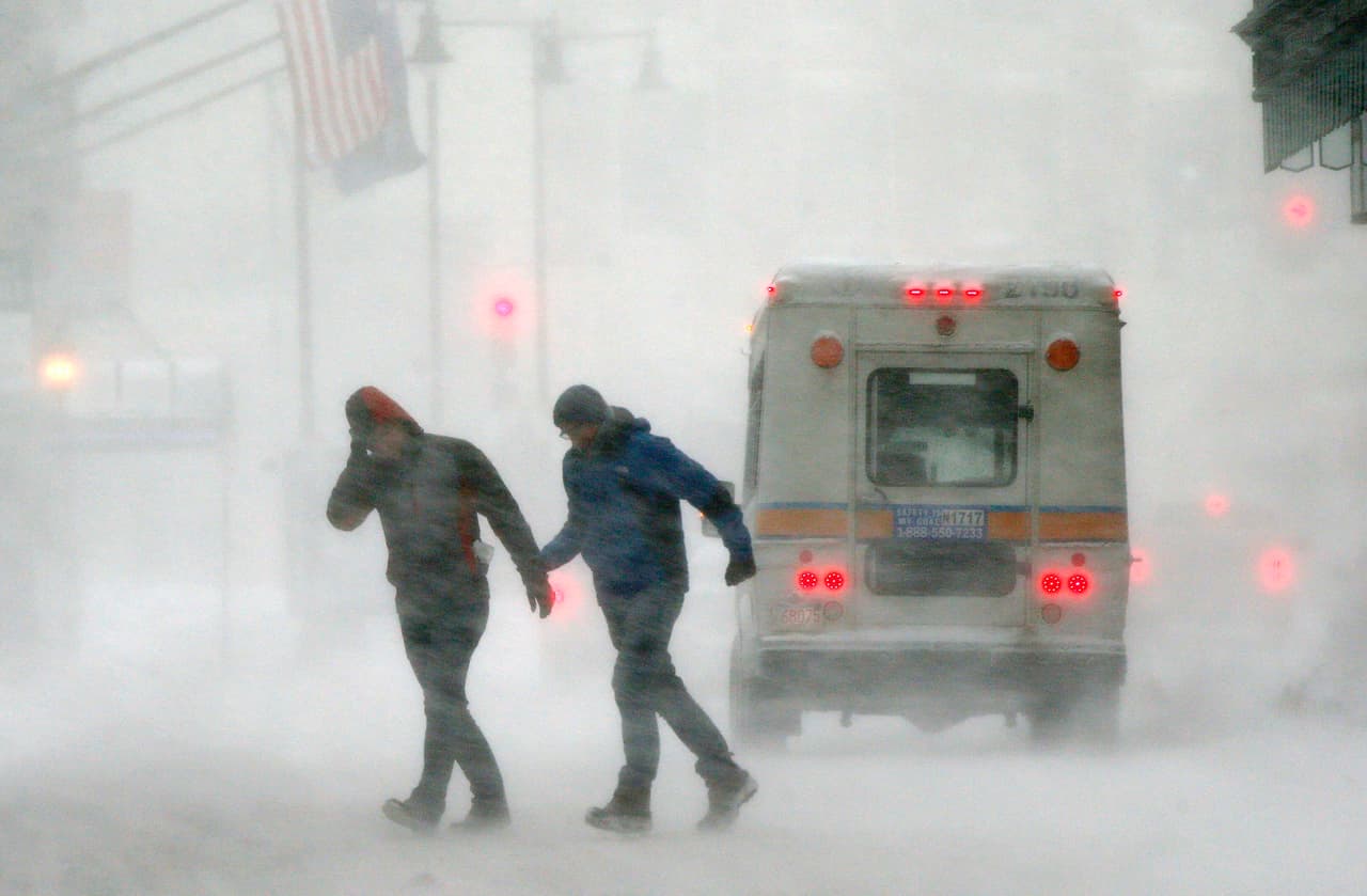 Transeúntes se desplazan por los vientos helados en el centro de Boston, Massachusetts.