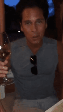 "Pues no sé tú, pero yo sigo viajando por el mundo", dijo Palazuelos en el video.