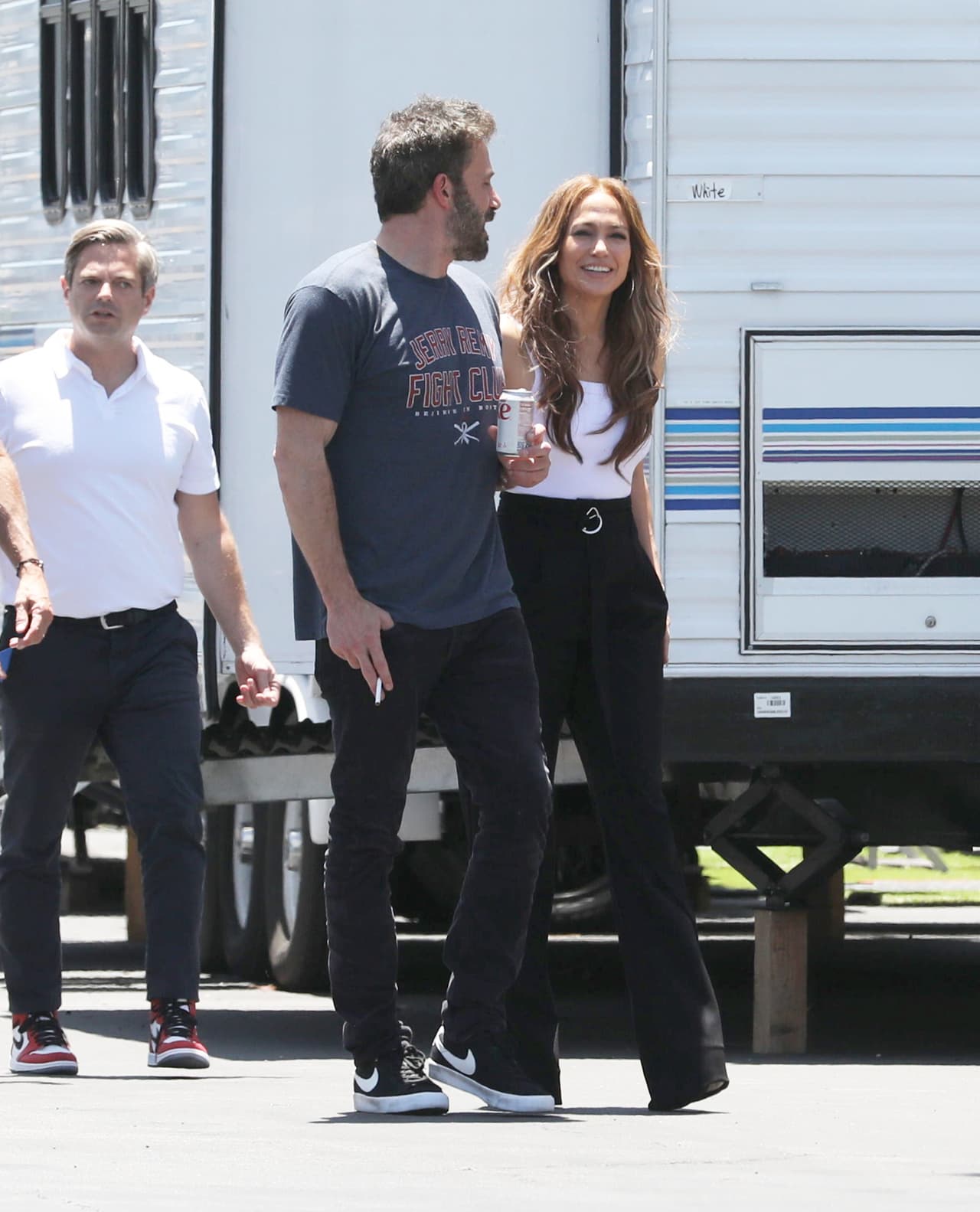 "Y no es solo con tus propios hijos, sino también sin obligación con los míos. Apareces y los pones en primer lugar siempre", escribió la actriz sobre Ben en su boletín 'On the JLo' del 19 de junio.
<br>