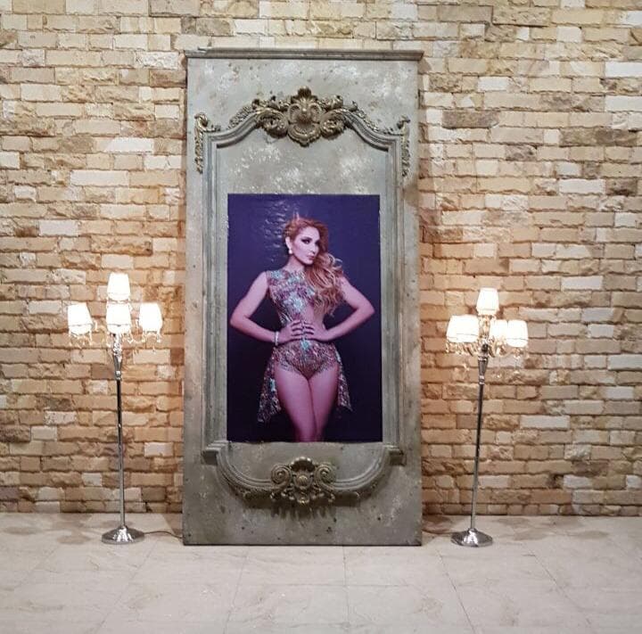 Melissa Plancarte celebró su cumpleaños 25 en un lujoso salón de fiestas en la ciudad de Querétaro, México y la temática fue 'Festejando a la reina'. Esta foto se colocó a la entrada del exclusivo salón.