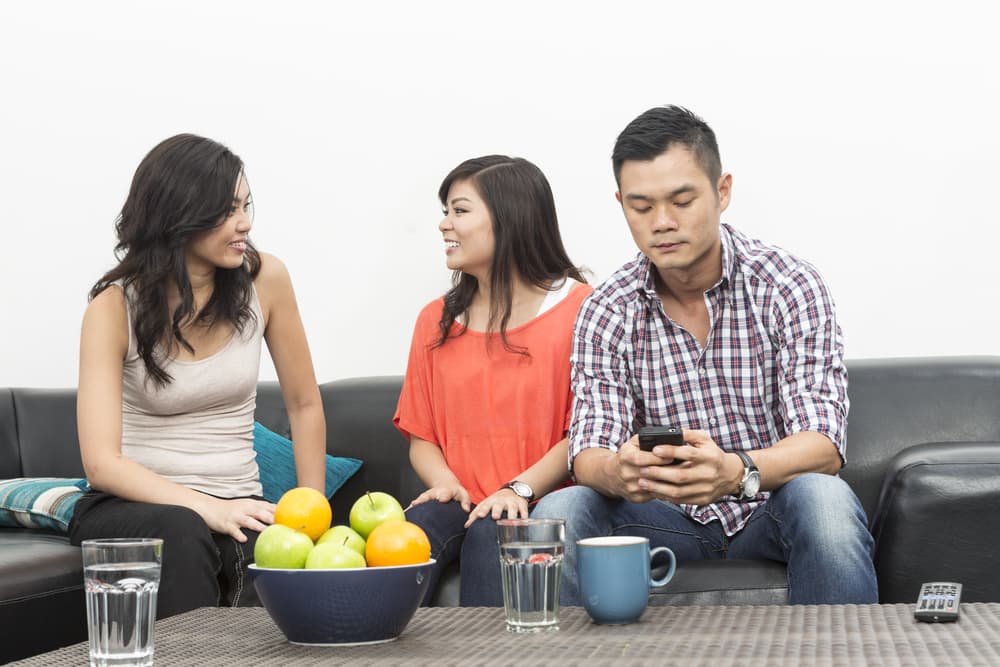 De no ser así es de muy mal gusto y pésima educación ignorar a los demás participantes de la velada y concentrar la atención en una sola persona.
<br>
<b>Signos que más suelen cometer este error: Escorpión y Piscis</b>