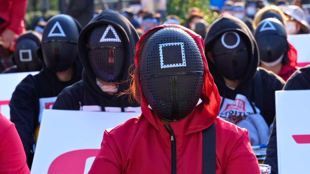 Con 30.9 millones de dólares, 
<b>el premio de El Juego del Calamar sería suficiente para transformar tu vida por completo. </b>Desde comprar más de 880 trocas hasta pagar más de 2,000 salarios anuales, las opciones parecen infinitas. Podrías llenar de cerveza las fiestas por años, abastecer cientos de hogares con servicios públicos, o incluso permitirte unos cuantos caprichos sin mirar el precio. Al final, con esta cantidad, la única pregunta sería: ¿qué harías primero con tanto dinero?