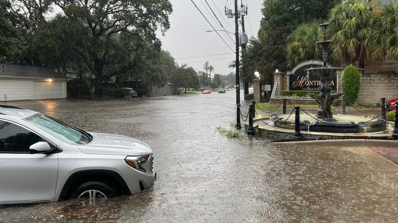 <b>Diríjase a un lugar más alto si hay inundaciones</b>. Si hay un aviso de inundación, dé la vuelta. Nunca camine o conduzca por caminos inundados por carreteras inundadas o por el agua. Llame al 9-1-1 si se encuentra en peligro de muerte.