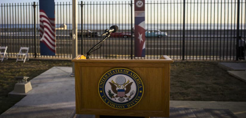 Ninoska habla con la congresista Ileana Ros-Lehtinen sobre la embajada estadounidense en Cuba.
