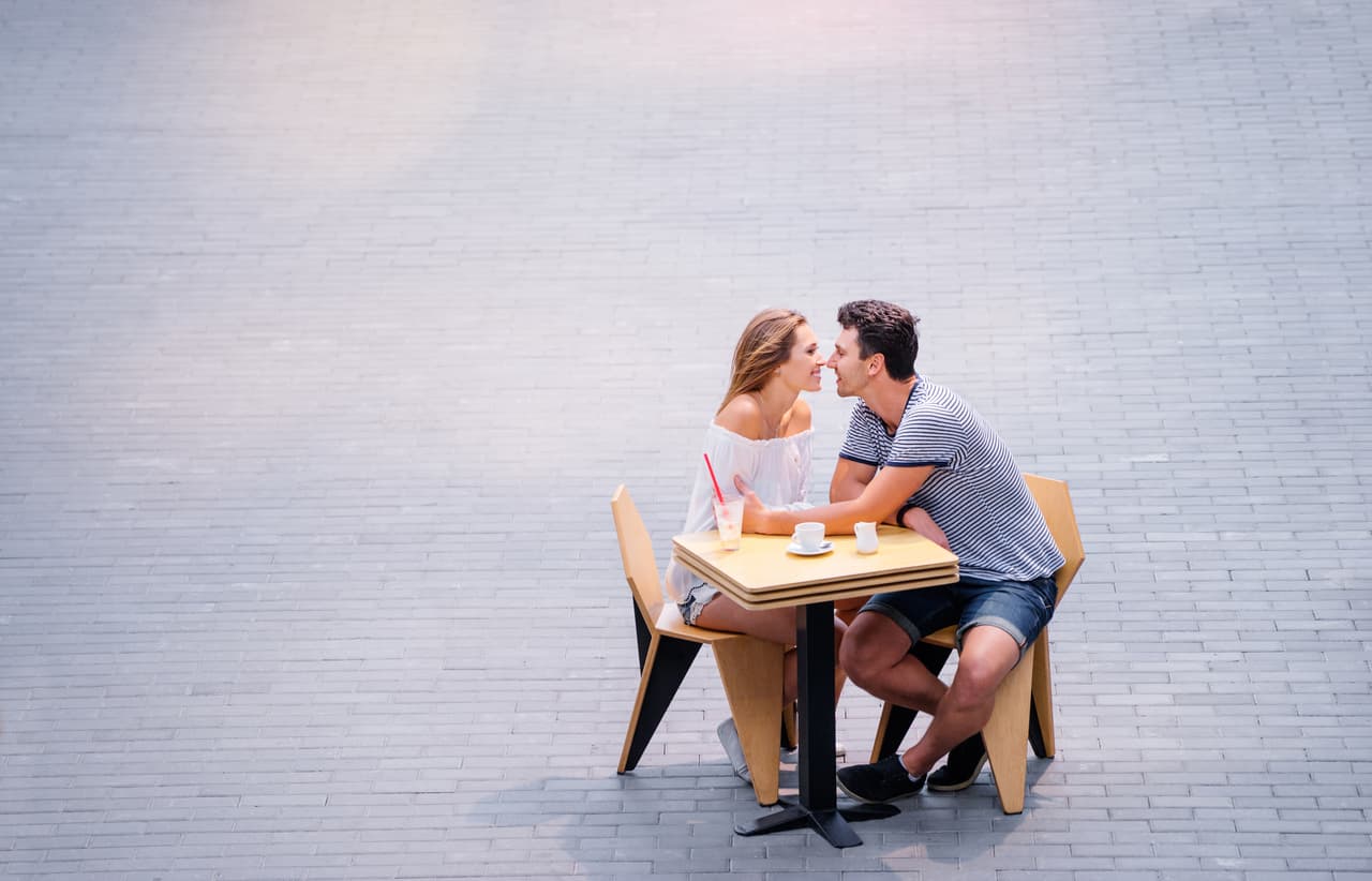 Llegó tu etapa del romance y la aventura inusitada, la unión feliz, si estás soltero y buscando compañía. Si tienes pareja, te espera un mes estupendo. Estás en un período de grandes descubrimientos y reencuentras un amor del pasado que continúa pensando en ti.