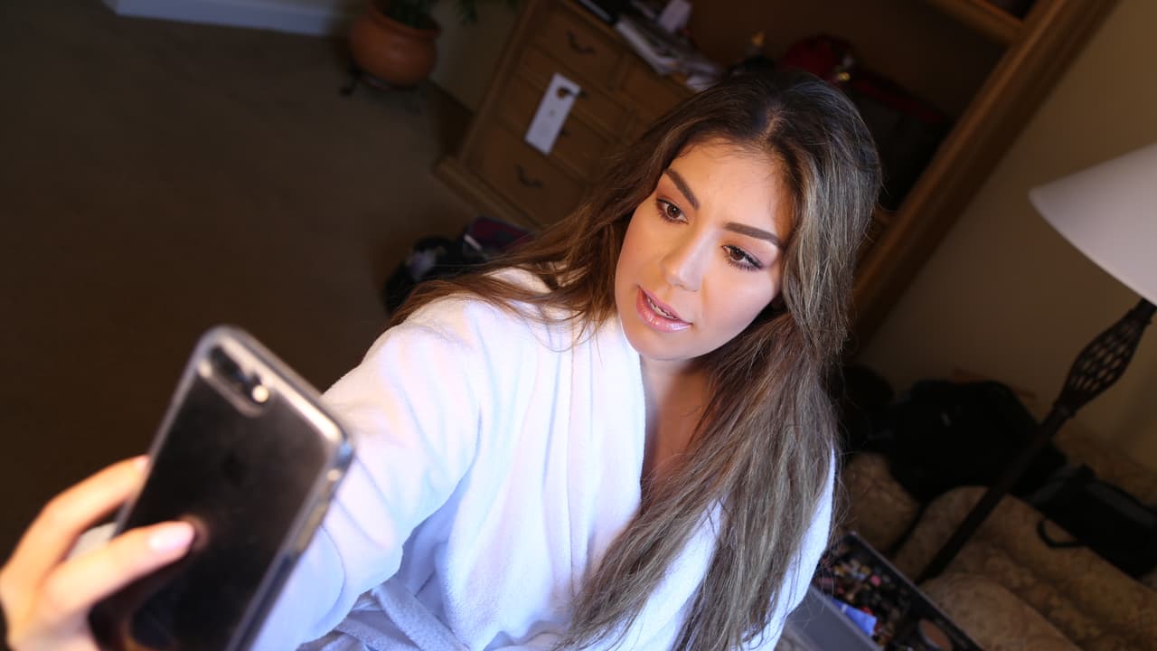 En su primera entrega de Premios Juventud, Evelyn Sicairos nos lleva con ella paso a paso.