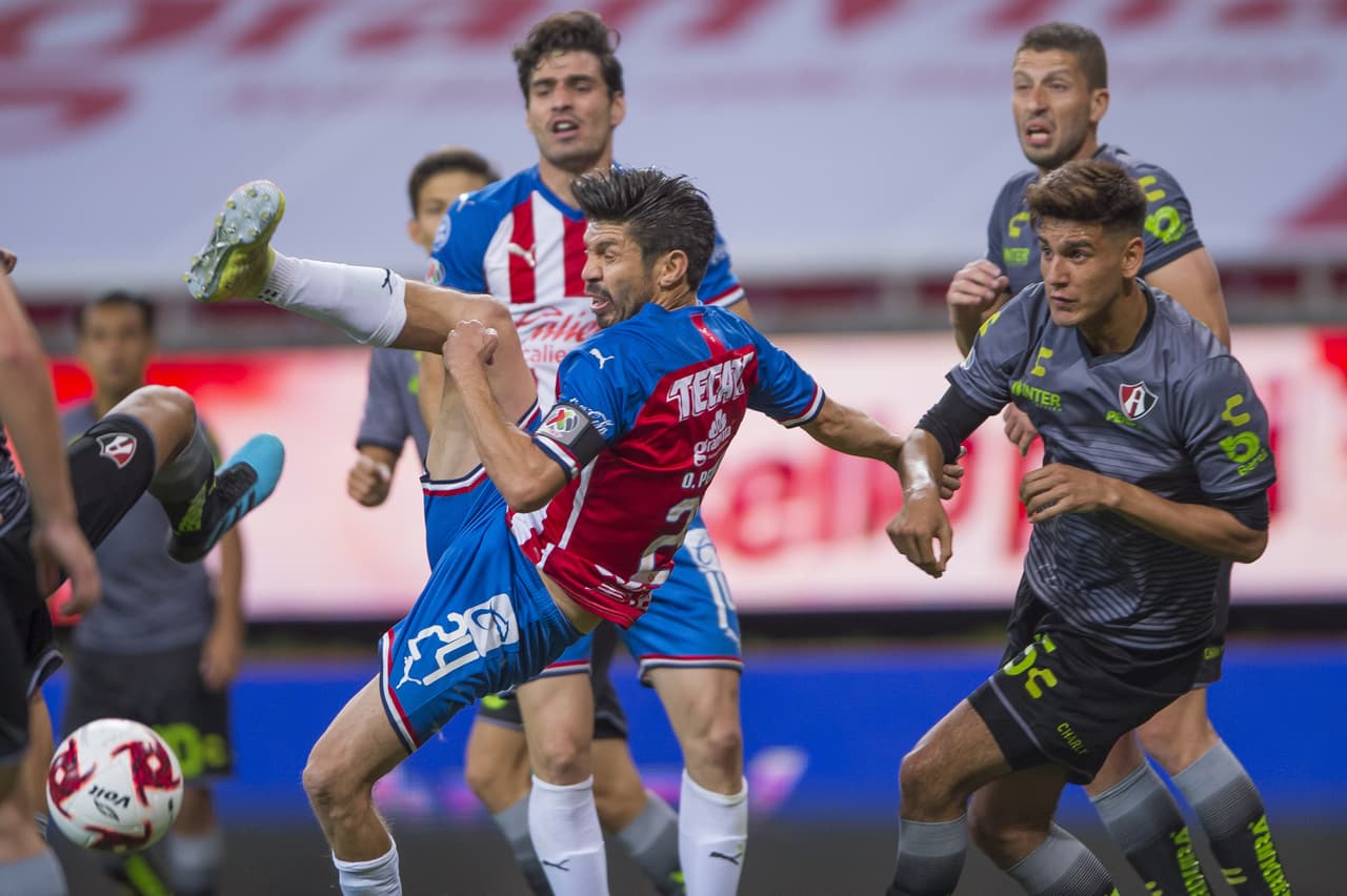 Para la segunda mitad, los rojinegros saltaron a la cancha con bríos renovados. El duelo se emparejaba entrados los 60’ de juego.
