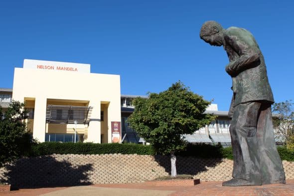 Una estatua del ex presidente sudafricano Nelson Mandela en frente del Hospital Académico Nelson Mandela en Mthatha, en el Cabo Oriental, a unos 40 kilómetros de la ciudad natal del premio Nobel de la paz, Qunu.