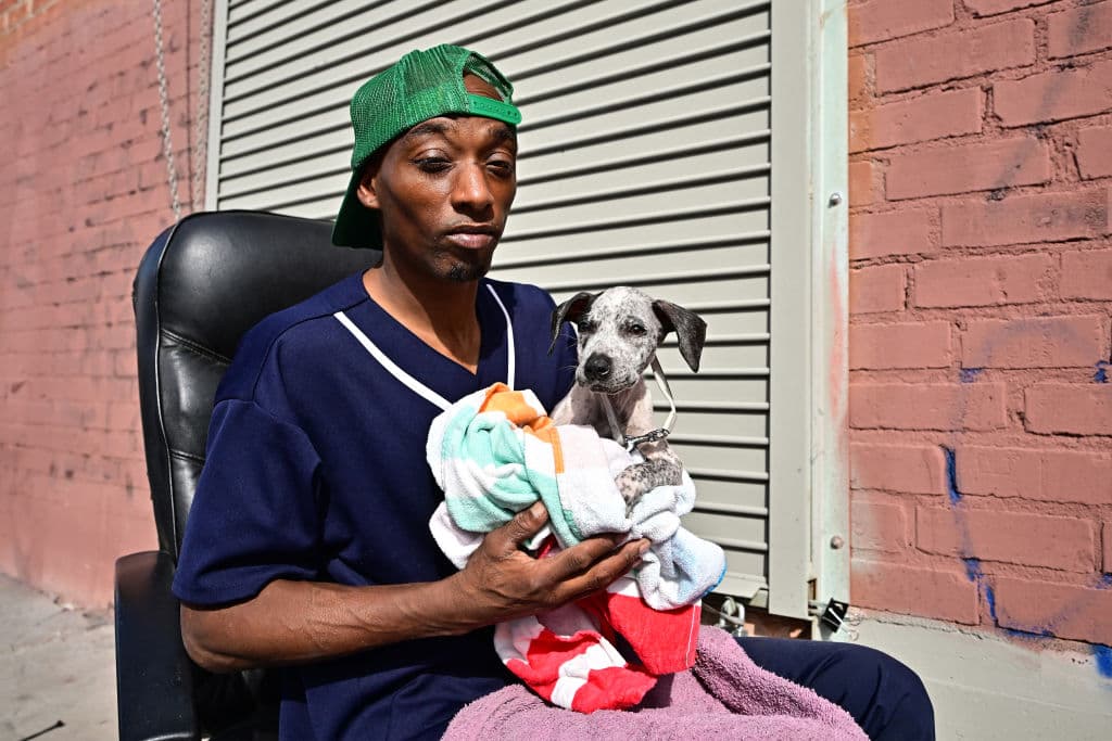 El nuevo servicio no cancela la atención veterinaria a mascotas como la de Tyrone Richards, quien esta semana esperó por la visita a Skid Row de "El Veterinario de la Calle".