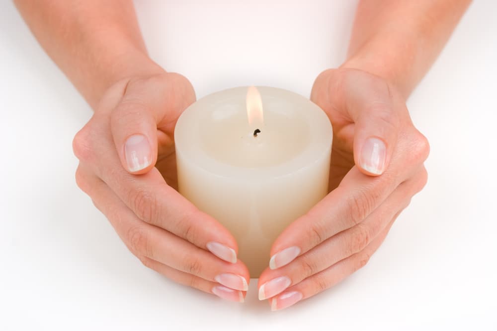 Necesitamos primero agradecer por todas las experiencias que vivimos en 2021, y para ello comenzamos con el símbolo de pureza: una vela blanca.